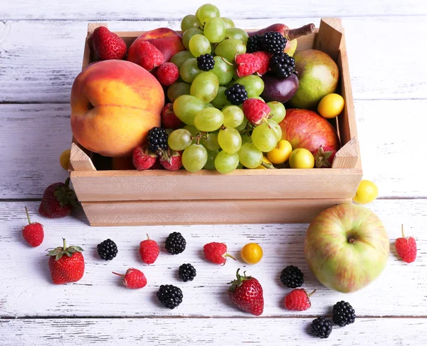 Různé bobule a ovoce — Stock fotografie