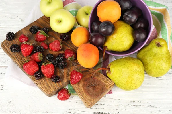 Frutas maduras y bayas en la mesa de cerca —  Fotos de Stock