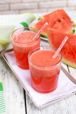 Tablo yakın çekim üzerinde sulu karpuz