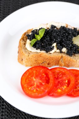 Siyah havyar ve tereyağı