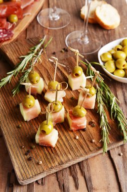 Tablo yakın çekim üzerinde prosciutto ile lezzetli kavun