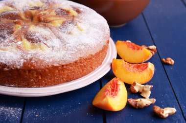 lezzetli kek şeftali ve ahşap masa üzerinde fındık 