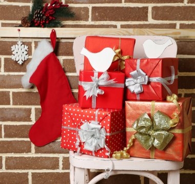 Noel armağan üstünde kahverengi tuğla duvar arka koltuğa