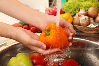 kadının ellerini yıkama sebze