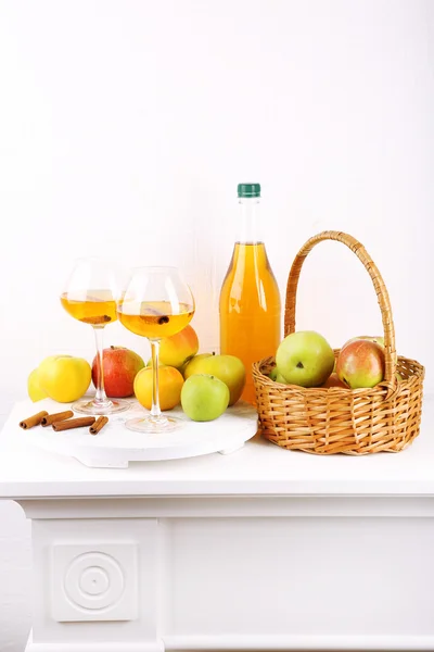 Bodegón con sidra de manzana y manzanas frescas sobre mesa de madera — Foto de Stock