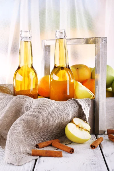 Still life with apple cider and fresh apples on wooden table — Stock Photo, Image