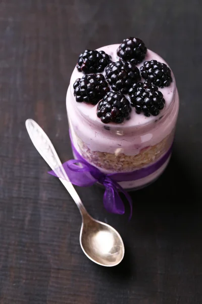 Healthy breakfast with yogurt — Stock Photo, Image