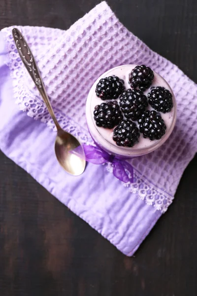 Healthy breakfast with yogurt — Stock Photo, Image