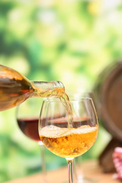 Wine pouring into wine glass, close-up — Stock Photo, Image