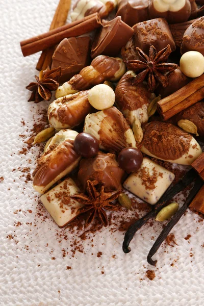 Verschillende soorten pralines met specerijen op witte achtergrond — Stockfoto