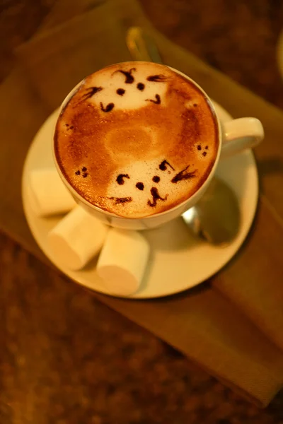 Tasse Kaffee mit niedlicher Zeichnung auf dem Tisch, Nahaufnahme — Stockfoto