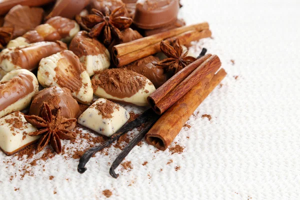 Verschillende soorten pralines met specerijen op witte achtergrond — Stockfoto