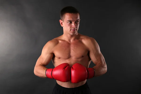 Sportler mit Boxhandschuhen — Stockfoto