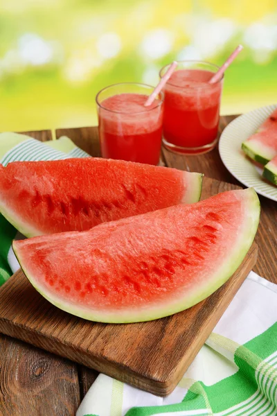 Saftige Wassermelone auf Tisch vor hellem Hintergrund — Stockfoto