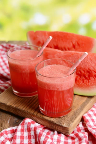 Sappige watermeloen op tafel op lichte achtergrond — Stockfoto