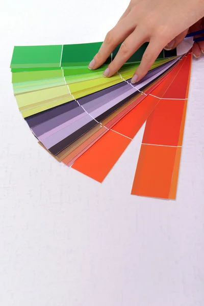 Mujer eligiendo color —  Fotos de Stock