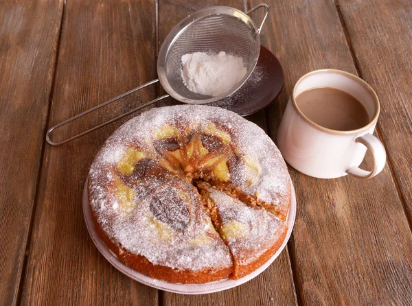 맛 있는 케이크와 나무 테이블에서 커피 한잔 — 스톡 사진