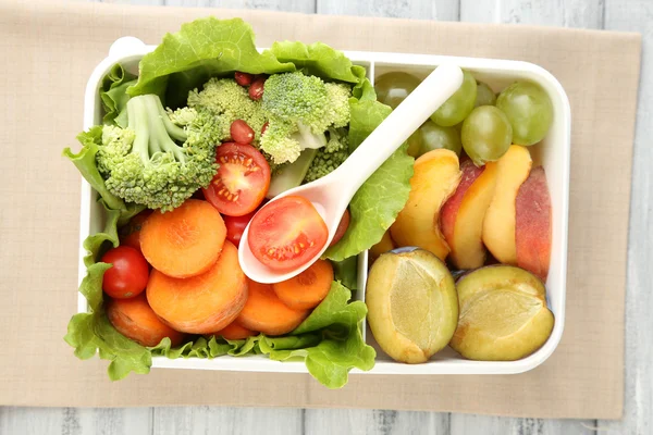 Smakelijke vegetarische maaltijden in plastic doos, close-up — Stockfoto