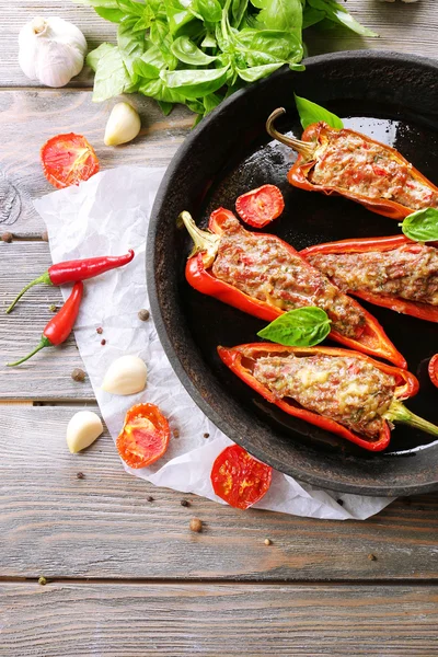 Heerlijke gevulde paprika's in koekenpan op tabel close-up — Stockfoto