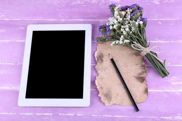 Tablett, massa blommor och bit papper och penna på trä bakgrund — Stockfoto