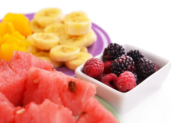 Fette di frutta con bacche — Foto Stock