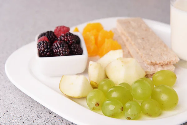 Slices of fruits with crispbreads — Stock Photo, Image