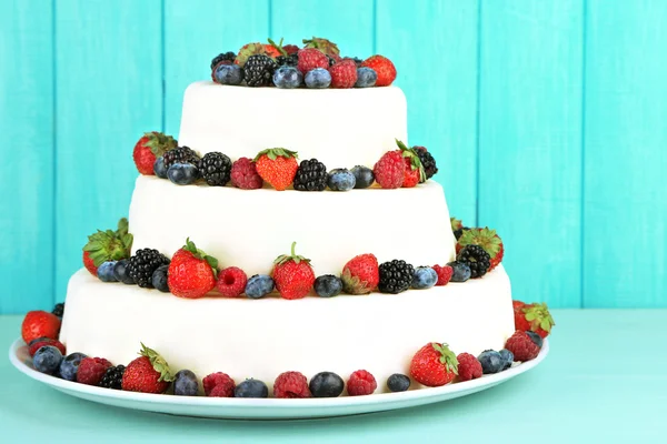 Wedding cake with berries — Stock Photo, Image
