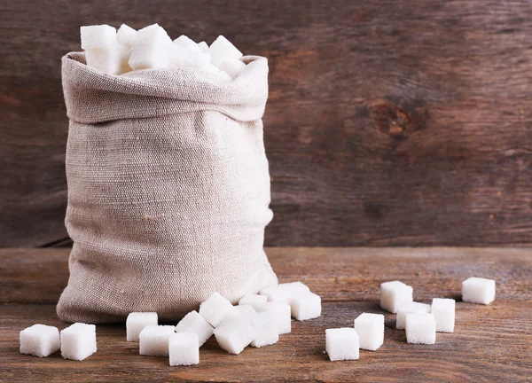 Raffinierter Zucker in Tüte auf Holzgrund — Stockfoto