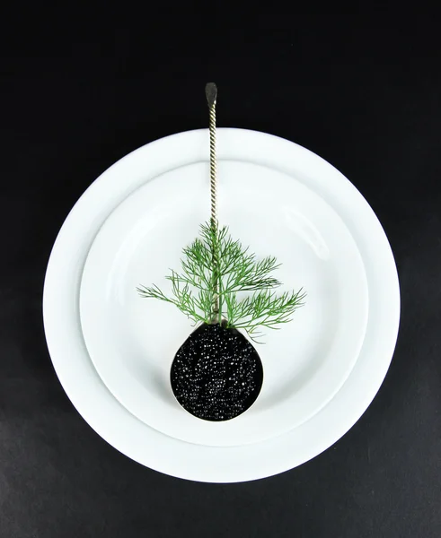 Cuillère avec caviar noir sur plaque — Photo