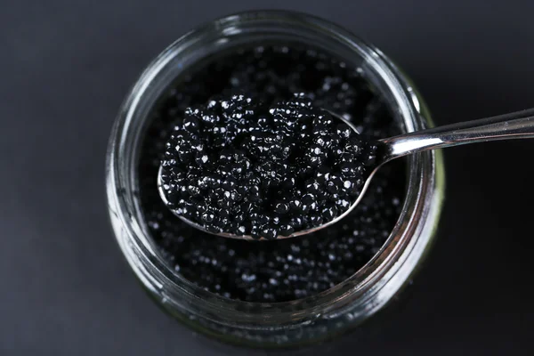 Kruik en lepel met zwarte kaviaar — Stockfoto