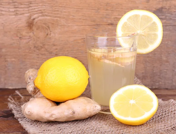 Імбирний напій з лимоном — стокове фото