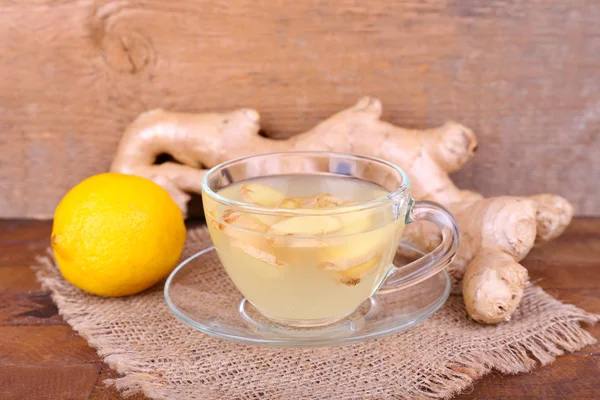 Имбирный напиток с лимоном — стоковое фото