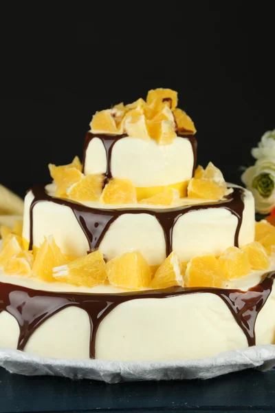 Pastel de boda con naranjas y chocolate — Foto de Stock