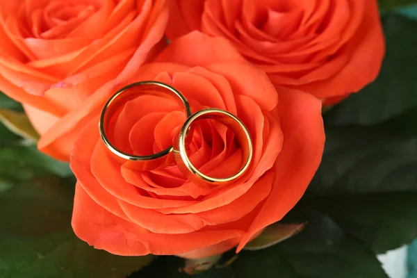 Anillos de boda en ramo de boda, primer plano, sobre fondo brillante — Foto de Stock