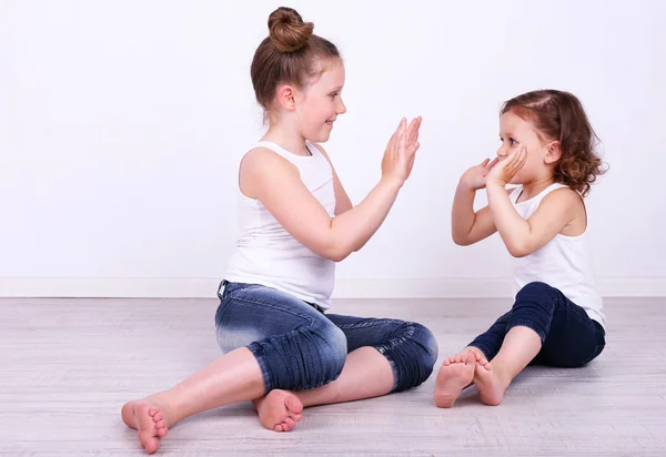 Mooie Kleine Meisjes Zitten Vloer Muur Achtergrond — Stockfoto