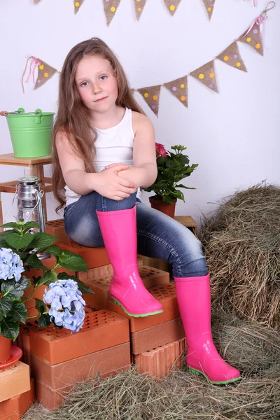 Meninas pequenas bonitas no fundo estilo country — Fotografia de Stock