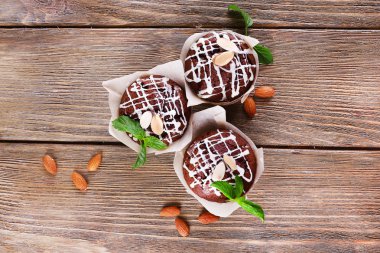 Tablo yakın çekim fındık ile lezzetli kekler