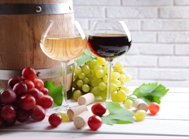 ile tuğla duvar arka masada üzüm şarap