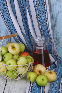 Olgun elma ve meyve sepeti üzerinde tablo yakın çekim