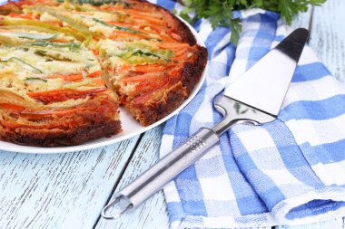 plaka üzerinde tablo yakın çekim sebzeli güveç