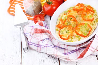 Tablo yakın çekim ıslak zeminde sebzeli güveç