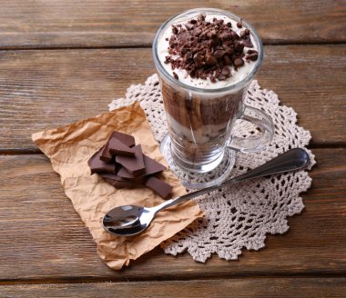 cam ahşap zemin üzerine yoğurt, müsli krem çikolata, doğranmış çikolata ile servis