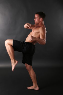 yakışıklı kas genç adam koyu arka plan üzerinde