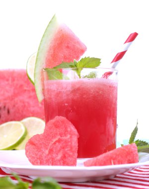 karpuz masada beyaz izole kokteyl