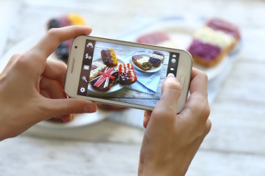 cep telefonu için sosyal ağ üzerinde fotoğraf bayrakları ile sandviç yapma el