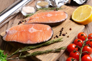 sabrosos pescados en primer plano de la mesa