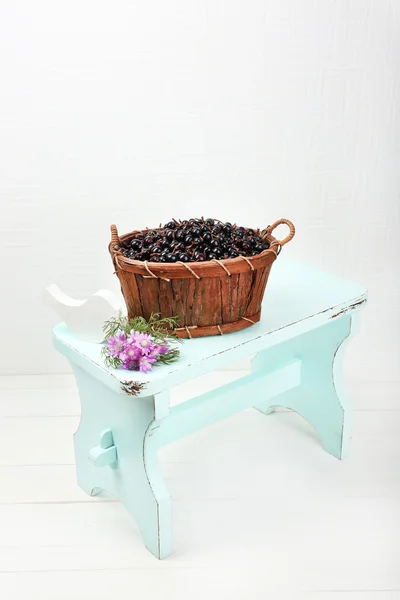 Bayas frescas en cesta sobre fondo blanco —  Fotos de Stock