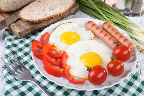 Ovos mexidos com salsicha e legumes servidos em prato em guardanapo — Fotografia de Stock