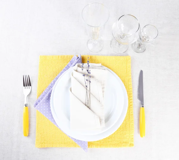 Eettafel instelling met lavendel op lichte tafellaken achtergrond — Stockfoto