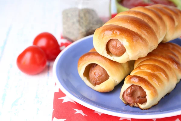 Baked sausage rolls on plate on table close-up — Stock Photo, Image